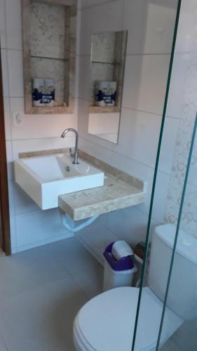 ein Badezimmer mit Waschbecken und Toilette in der Unterkunft Casa com Piscina em Guaratiba in Prado