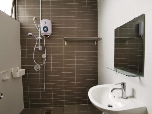 y baño con ducha y lavamanos. en Palazio Studio Mount Austin Near Toppen Ikea Homestay By JYNest, en Johor Bahru