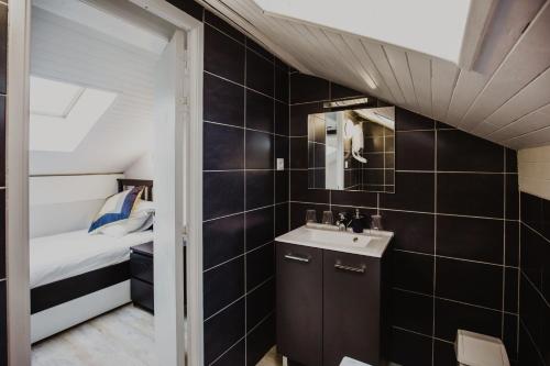 baño con lavabo y 1 cama en una habitación en La Taverne, en Méribel