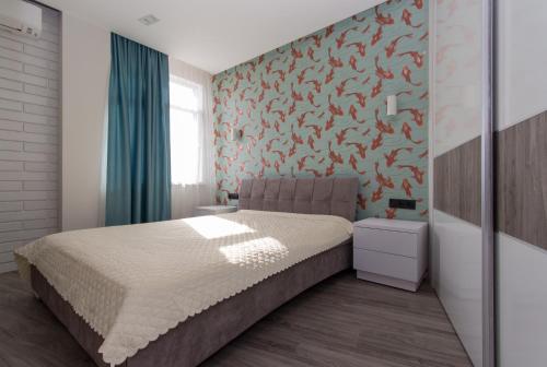 ein Schlafzimmer mit einem Bett mit einer Fischwand in der Unterkunft Апартаменты "Элит" в Олимпийском парке in Adler