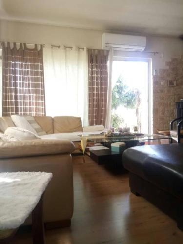 - un salon avec un canapé et une table dans l'établissement Holiday Home Spalato, à Split