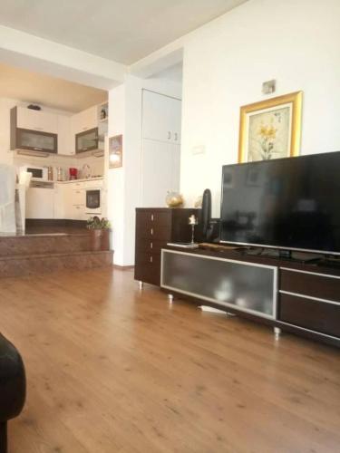 - un salon avec une grande télévision à écran plat dans l'établissement Holiday Home Spalato, à Split