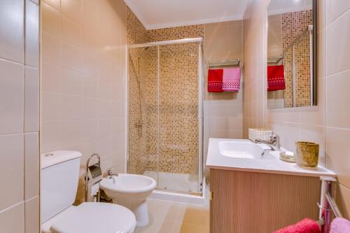 y baño con aseo, lavabo y ducha. en York - Sea view - Quarteira, en Quarteira