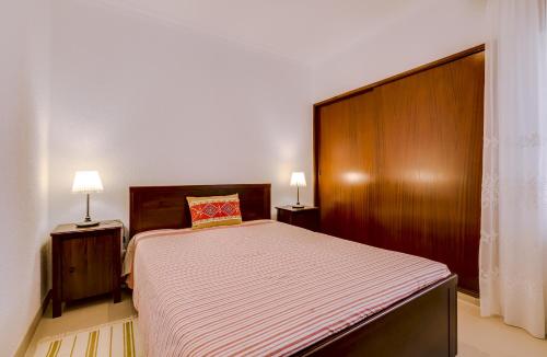 1 dormitorio pequeño con 1 cama y 2 mesitas de noche en York - Sea view - Quarteira, en Quarteira