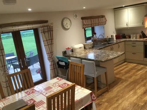Special 10-17OCT Beautiful Dog Friendly Cottage near Cardiff, Cowbridge, Barryにあるキッチンまたは簡易キッチン