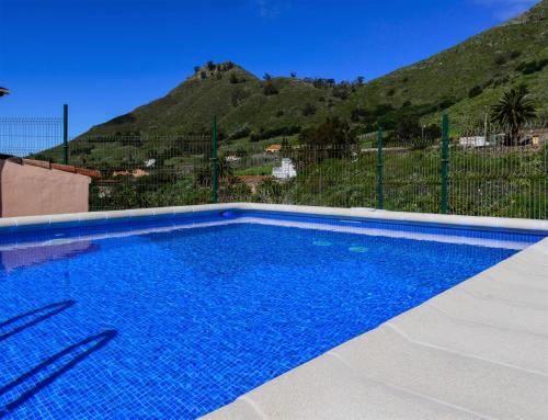 TeguesteにあるCasa Doña Justaの山を背景にした青いスイミングプール