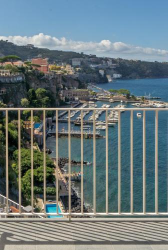 a view of the ocean from a bridge at Hotel Lorelei Londres in Sorrento