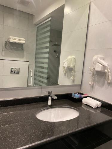 Ett badrum på Durrat Arak furnished apartments