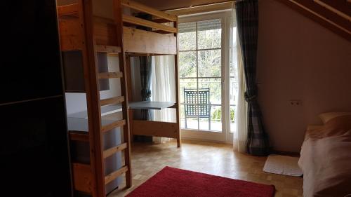 Zimmer mit Etagenbett und Fenster in der Unterkunft Ferienwohnungen Kamino in Häusern
