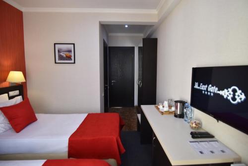 East Gate Boutique Hotelにあるテレビまたはエンターテインメントセンター
