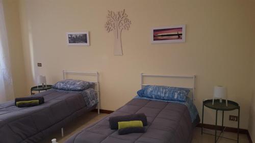 a bedroom with two beds and a table at Uso Turistico vicino San Giovanni in Rome