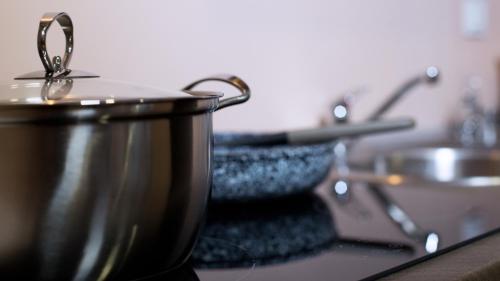 a pot sitting on top of a stove in a kitchen at Wesoła Apartamenty in Wólka Kosowska