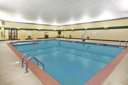 hotels in bolingbrook illinois with indoor pool