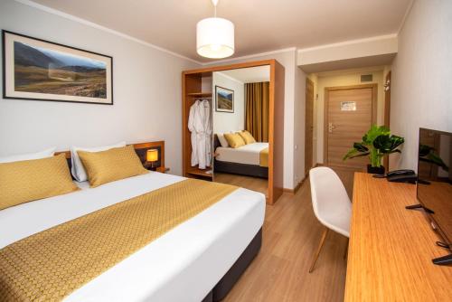 سرير أو أسرّة في غرفة في Orbi Palace Hotel Official