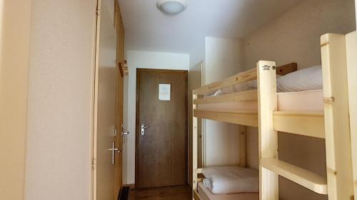 Cette chambre comprend 2 lits superposés et un couloir. dans l'établissement APPARTEMENT ST JEAN D'AULPS - PROCHE MORZINE - PIED DES PISTES - Moussière 8, à Saint-Jean-dʼAulps