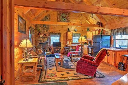 Ruang duduk di Rustic Dundee Log Cabin with Hot Tub and Forest Views!