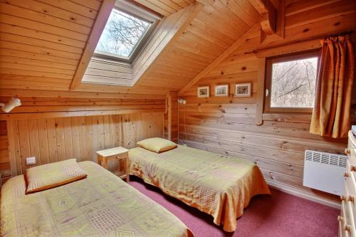 - une chambre avec 2 lits dans une cabane en bois dans l'établissement Chalet chaleureux - 9 personnes - 3km des pistes - proche Morzine - Iaorana, à Saint-Jean-dʼAulps