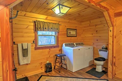 Gambar di galeri bagi Rustic Dundee Log Cabin with Hot Tub and Forest Views! di Dundee
