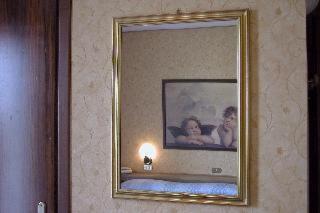 a mirror with a picture of two people in it at Hotel Al Sole in Preganziol