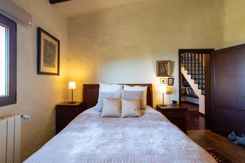 a bedroom with a large bed with white sheets and pillows at Villa Rural EL Poleo D&R con Piscina Climatizada Privada y Solárium in Pico de Viento
