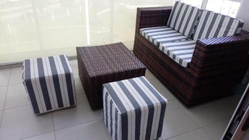 A seating area at Apartamento Luxo Barra