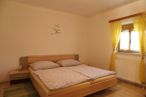 um quarto com uma cama e uma janela em Ferienwohnung Moitz em Heimschuh