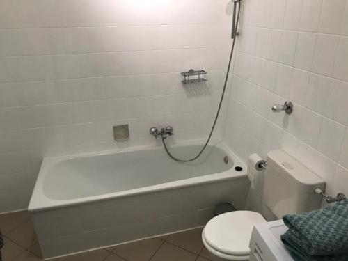 une salle de bain avec une baignoire blanche et des toilettes dans l'établissement Ferienwohnung An der Gildenstr. 2, à Borken