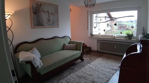 Un lugar para sentarse en Ferienwohnung Schöne Aussicht Bad Camberg