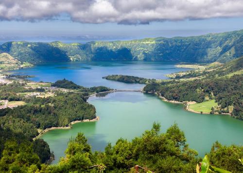 z góry widok na jezioro w górach w obiekcie Vila Viegas w mieście São Vicente Ferreira