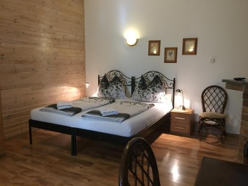 um quarto com uma cama, uma mesa e cadeiras em Penzion Dukát em Vřesina