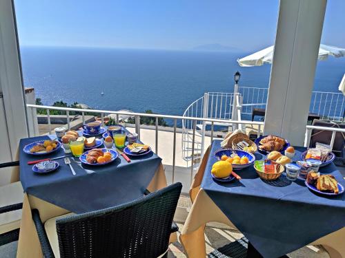 una mesa con platos de comida en el balcón en B&B Il Paradiso di Capri, en Anacapri