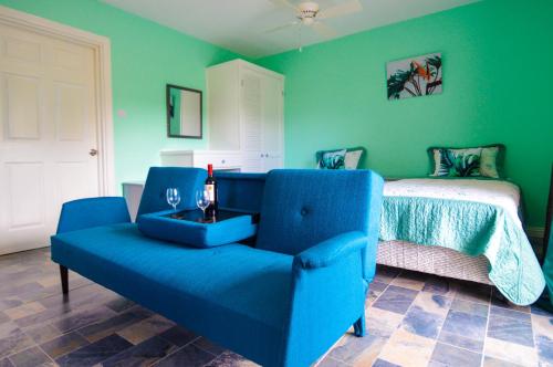 Ein Sitzbereich in der Unterkunft Sugarmon Villas