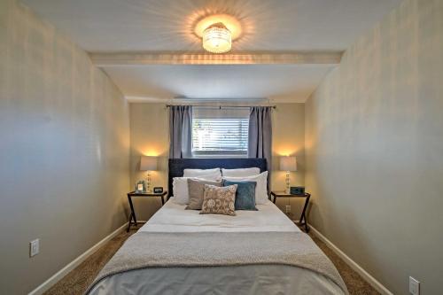 En eller flere senge i et værelse på Phoenix Home with Pool and Camelback Mtn Views!