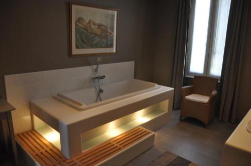 a bathroom with a sink with a light in it at La Résidence de Gérard in Montréal