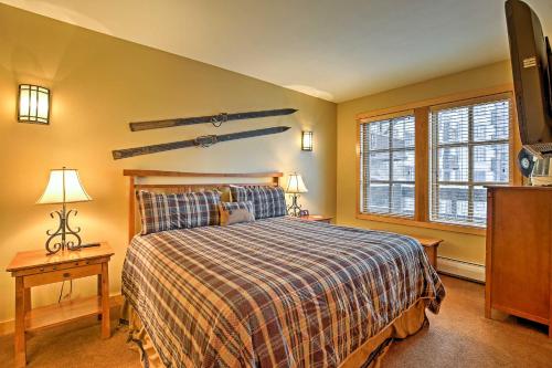 En eller flere senge i et værelse på Copper Mtn Condo in Center Village - Walk to Lift!