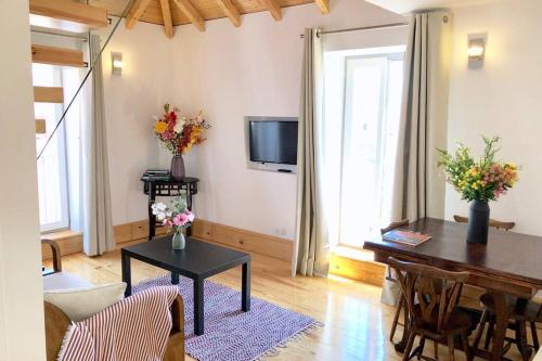 32 Top - Center of Lisbon Duplex Apartment, Barrio Alto