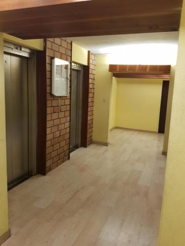 ニームにあるStudio Nimes - Clim - Wifi -Cuisine privatif - salle de bain commune- balconの二戸の空廊と煉瓦の壁