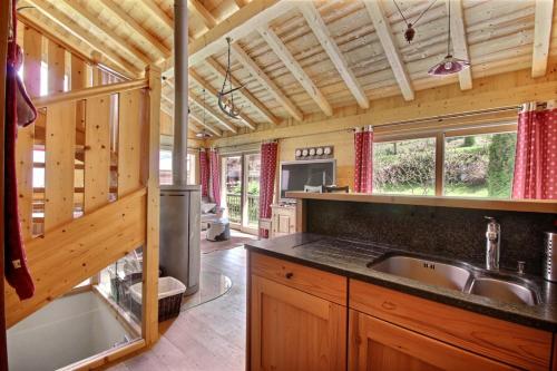 a kitchen with a sink and a stove at CHALET SAUNA AU PIED DES PISTES - SAINT JEAN D'AULPS STATION - 14 PERSONNES - CHALET PHOENIX in Saint-Jean-d'Aulps