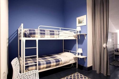 Zimmer mit 2 Etagenbetten und einer blauen Wand in der Unterkunft Renewed Apartment in Alfama (near the Cathedral) in Lissabon