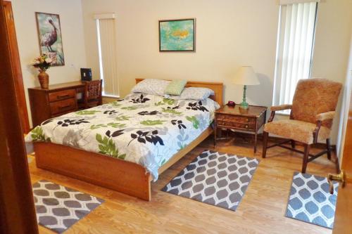 Una cama o camas en una habitación de Pristine Spring Hill House with Private Pool and Lanai
