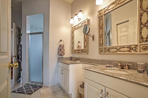 un baño con lavabo y espejo en Naples Home with Pool, Extended Stays Welcome!, en Naples