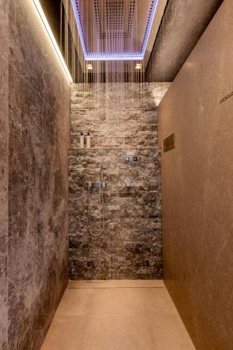 Un baño de Hotel Arlberg Lech