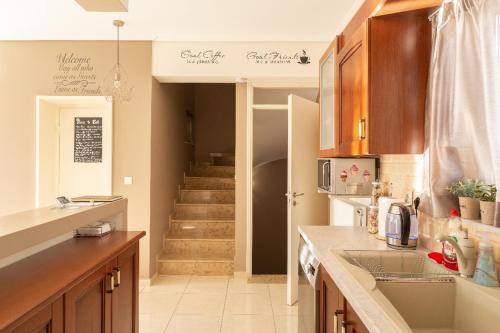 Kuchyň nebo kuchyňský kout v ubytování MiLo Luxury House -Free Airport pick up-10min drive