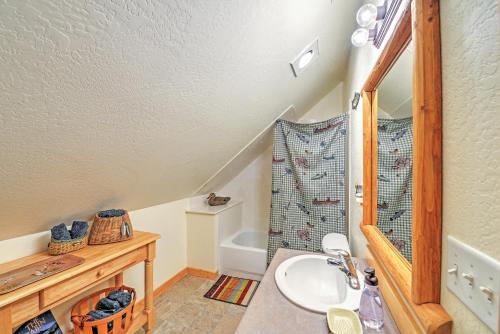 Koupelna v ubytování Bright Klamath Falls Cabin with Deck and Mtn Views!