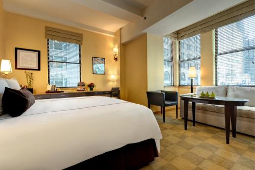 ニューヨークにあるライブラリー ホテル バイ ライブラリー ホテル コレクションの大きなベッドとデスクが備わるホテルルームです。