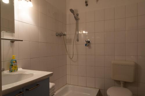 A bathroom at Hotel-Pension Charlottenburg