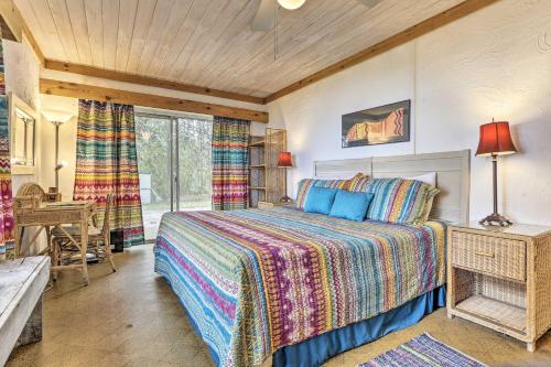 מיטה או מיטות בחדר ב-Bayfront Santa Rosa Escape Only 5 Miles to Beach!