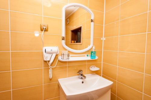 a bathroom with a sink and a mirror at Smerekova Hata in Yablunytsya