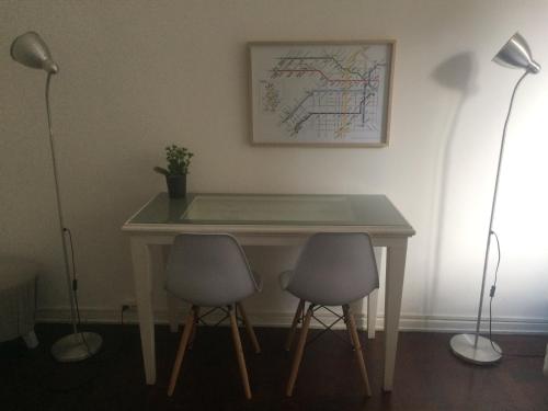a table with two chairs and a table with two lamps at Monoambiente in Buenos Aires