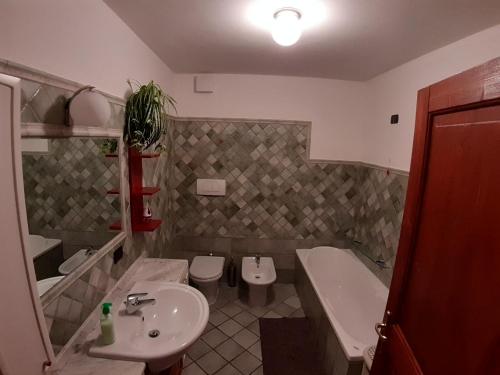 bagno con lavandino, vasca e servizi igienici di Appartamento a Dimaro in Val di Sole a Monclassico